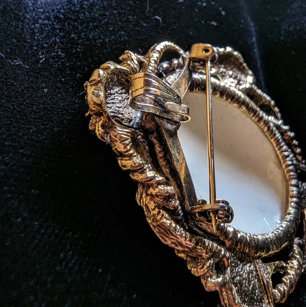 Oval Vintage Sugared Brooch/Pendant with Gold Tone and Green/Blue Floral Pattern - Picture 4 of 6